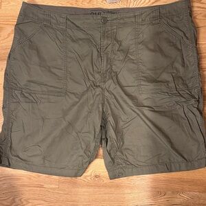Old Navy Men's Cargo Shorts in Olive